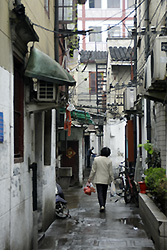 Narrow street - Copyright (C) 2008 Yves Roumazeilles